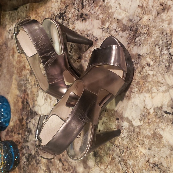 Michael Kors Carla leather platform sandle with buckle - Picture 4 of 8
